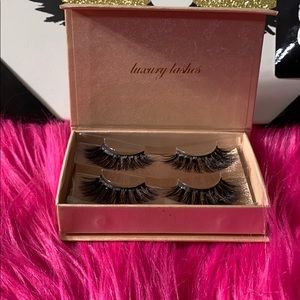LUXURY LASHES & EYESHADOW PALETTE